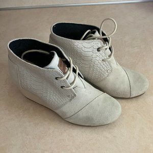 *** Toms Desert Wedge Ankle Boots 300714 Round Toe Lace up Logo Suede sz 7 (MER)